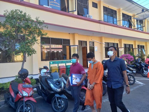 Tersangka IKAS (20) baju tahanan saat digiring di Mapolres Buleleng, Selasa (30/8/2022)