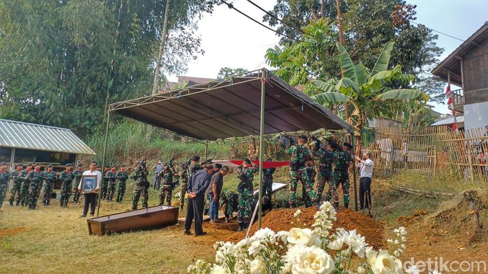 Pemakaman mantan hakim konstitusi Achmad Roestandi, di makam keluarga, Desa Baros, Kecamatan Arjasari, Kabupaten Bandung, Selasa (30/8/2022).