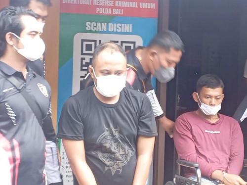 Tampang kedua tersangka perampokan dan pembunuhan terhadap korban Gusti Agung Mirah Lestari