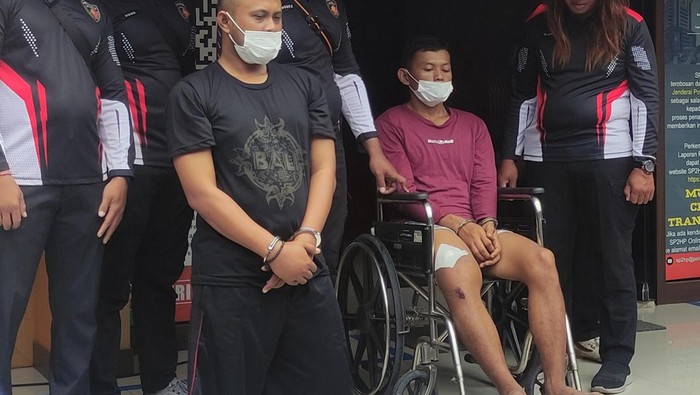Tersangka NSP dan RA alias RN saat diamankan di Mapolda Bali