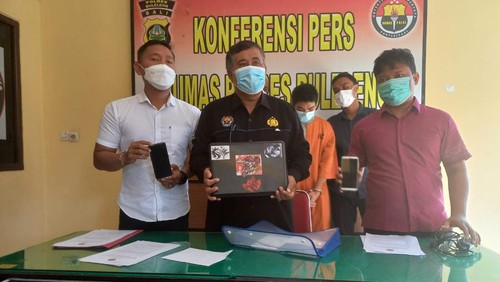 Kasi Humas Polres Buleleng saat menunjukkan barang bukti dan tersangka IKAS di Mapolres Buleleng, Selasa (30/8/2022)