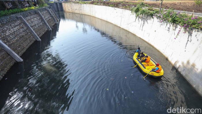 Pemerintah Kota Bandung berupaya menanggulangi banjir dengan membangun kolam retensi. Terbaru, pembangunan kolam retensi Bima.