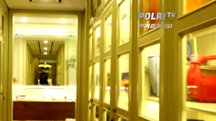 Penampakan Lemari Kaca Berisi Tas Mewah di Rumah Ferdy Sambo