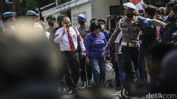 Pengacara Brigadir J Pulang, Kecewa Dilarang Saksikan Rekonstruksi Pengacara keluarga mendiang Brigadir J, Kamaruddin Simanjuntak meninggalkan lokasi rekonstruksi. Kamaruddin dan sejumlah pengacara lainnya dilarang menyaksikan rekonstruksi, Selasa, 30/8/2022.