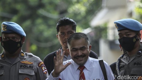 Pengacara keluarga mendiang Brigadir J, Kamaruddin Simanjuntak meninggalkan lokasi rekonstruksi. Kamaruddin dan sejumlah pengacara lainnya dilarang menyaksikan rekonstruksi, Selasa, 30/8/2022.