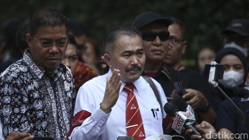 Pengacara keluarga mendiang Brigadir J, Kamaruddin Simanjuntak meninggalkan lokasi rekonstruksi. Kamaruddin dan sejumlah pengacara lainnya dilarang menyaksikan rekonstruksi, Selasa, 30/8/2022.