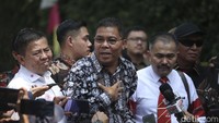 Pengacara Brigadir J, Johnson Panjaitan, menyatakan kecewa karena tidak bisa melihat proses rekonstruksi. Setidaknya ada 78 adegan dalam rekonstruksi kasus pembunuhan berencana terhadap Brigadir J. Reka adegan masih berlangsung di rumah pribadi Sambo, Jalan Saguling, Jakarta Selatan.