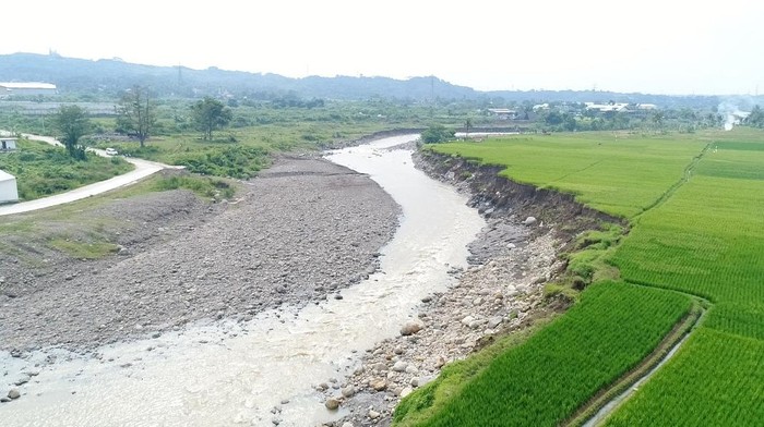 Pengerukan sedimentasi di Sungai Cikao.