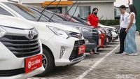 Petugas tengah melayani calon pembeli yang mencari mobil bekas di kantor Caroline di kawasan Jakarta Selatan, Selasa (30/8/2022).