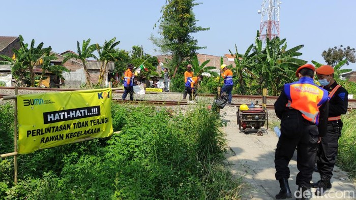 Petugas menutup perlintasan liar di Bangetayu, Semarang.
