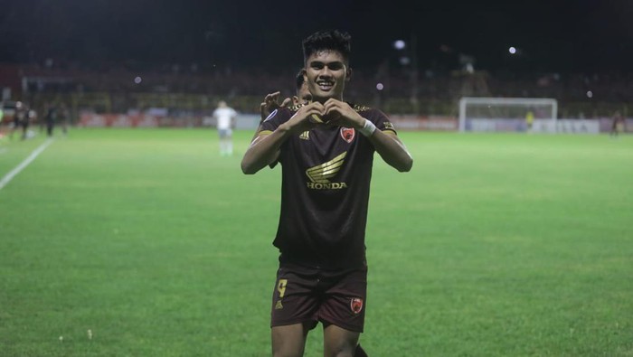 Penyerang PSM Ramadhan Sananta selebrasi usai mencetak gol ke gawang Persib