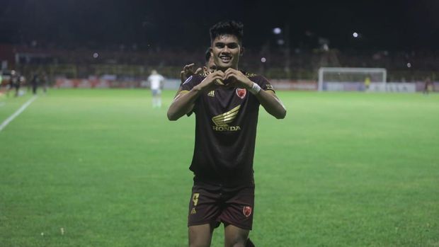 Penyerang PSM Ramadhan Sananta selebrasi usai mencetak gol ke gawang Persib