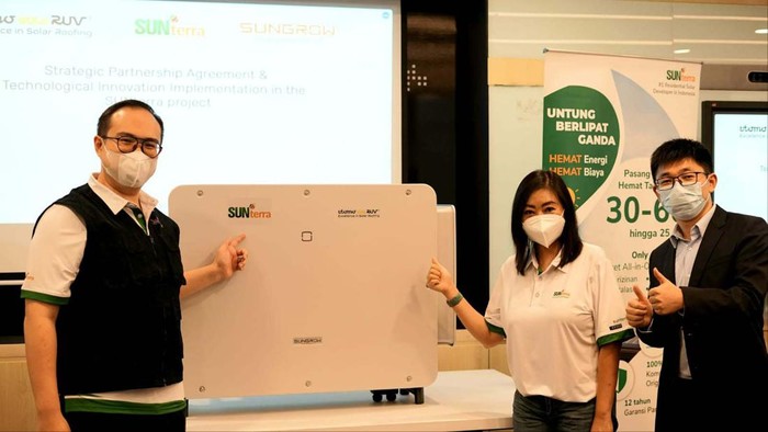 Perusahaan Ini Kembangkan Teknologi untuk PLTS Penggunaan PLTS di Indonesia terus meningkat. SUNterra, Sungrow dan Utomo SolaRUV bersinergi dalam menghasilkan teknologi Inverter untuk PLTS Atap.