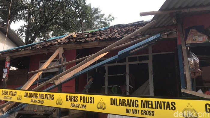 Perusakan rumah di lokasi penusukan agen TKW di Sukabumi.