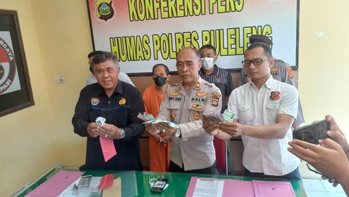 Polisi saat menunjukan barang bukti dan tersangka kasus judi ceki di Buleleng, Bali, Selasa (30/8/2022).