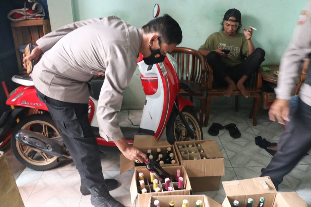 Polres Metro Tangerang Kota menggelar operasi pemberantasan minuman keras (miras). Dari operasi ini disita 72 botol miras dalam 6 kardus. (dok Istimewa)