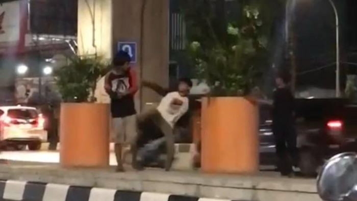Pria dianiaya 2 pemuda di Makassar.