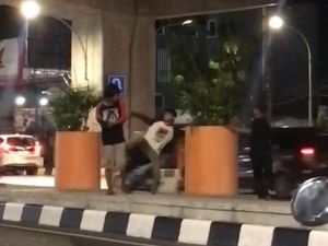 Pria Diduga ODGJ di Makassar Dianiaya di Jalan-Ditabrak Motor, Polisi Usut