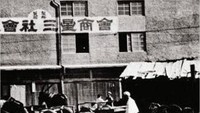 Samsung didirikan sebagai toko perdagangan grosir pada 1 Maret 1938, oleh Lee Byung-Chull. TOko ini memperdagangkan mie dan barang-barang lain yang juga diekspor ke China. Setelah perang Korea dan industrialisasi Korea, Samsung baru berkembang menjadi manufaktur tekstil, hingga akhirnya memasuki industri elektronik pada tahun 1969. Foto: Boredpanda/Britannica