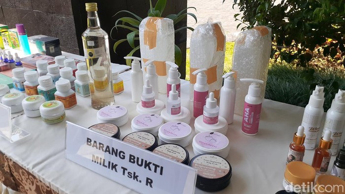 Pruduk kosmetik ilegal yang diproduksi tersangka asal Kudus.