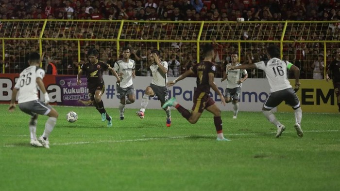 PSM Makassar gasak Persib Bandung 5-1 di Stadion Gelora BJ Habibie Parepare.