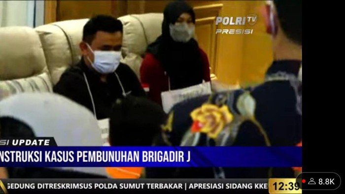 Putri Candrawathi ditukar dengan pemeran pengganti usai adegan dipeluk Irjen Ferdy Sambo, Selasa (30/2/2022).