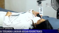Putri Candrawathi juga terlihat memperagakan momen menelepon seseorang masih dengan posisi tidur. Ia kemudian bicara dengan Bripka Ricky. (Foto: Screenshot YouTube Polri)