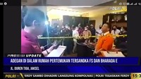Momen Irjen Ferdy Sambo mengikuti rekonstruksi pembunuhan Brigadir J. Peristiwa ini untuk memeragakan reka adegan penembakan Brigadir J yang bertempat di ruang tamu rumah dinas eks Kadiv Propam Polri itu. (Foto: Tangkapan Layar Polri TV)