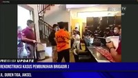 Irjen Ferdy Sambo saat mengikuti reka adegan penambakan Brigadir J. Rekonstruksi itu berlangsung di rumah dinas eks Kadiv Propam Polri Duren Tiga, Jakarta Selatan. (Foto: Polri TV Radio)