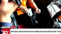 Bharada Richard Eliezer (Bharada E) mengeluarkan pistol di pintu mobil/Foto: Istimewa (dok. tangkapan layar)