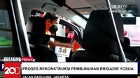 Bharada Richard Eliezer (Bharada E) di pintu mobil/Foto: Istimewa (dok. tangkapan layar)