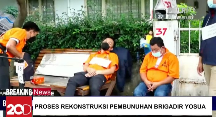Rekonstruksi kasus pembunuhan Brigadir Nopriansyah Yosua Hutabarat atau Brigadir J digelar di Saguling, Duren Tiga Jakarta, Selasa (30/8/2022). Lima tersangka dihadirkan.