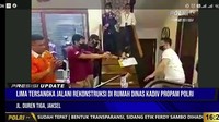Momen Brigadir J (diperankan pemeran pengganti pakai baju kaos putih) saat diekskusi di ruang tamu rumah dinas eks Kadiv Propam Polri, Irjen Ferdy Sambo. Foto: YouTube Polri TV Radio