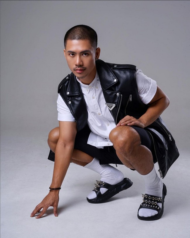 Ricky Cuaca membuat netizen terkesima dengan transformasi penampilannya yang dramatis. Sempat obesitas, kini bintang sinetron ‘Ganteng-ganteng Serigala’ itu tampil dengan tubuh yang jauh lebih ramping. Foto: Dok. Instagram/@rickycuaca