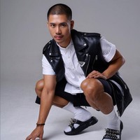 Ricky Cuaca membuat netizen terkesima dengan transformasi penampilannya yang dramatis. Sempat obesitas, kini bintang sinetron ‘Ganteng-ganteng Serigala’ itu tampil dengan tubuh yang jauh lebih ramping. Foto: Dok. Instagram/@rickycuaca