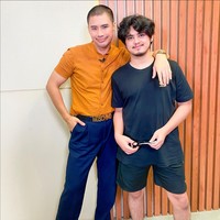 8. Berubah drastis, Ricky Cuaca membuat netizen pangling. Terutama saat dia hadir di Podcast bersama Aliando Syarief baru-baru ini. Banyak yang tidak menyangka kalau dia adalah Ricky Cuaca yang dulu bertubuh gemuk. Foto: Dok. Instagram/@rickycuaca