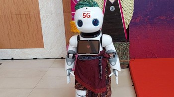 Namanya adalah robot UU (dibaca You You) yang akan menyapa para delegasi atau pun pengunjung. Dilihat dari wujudnya, tinggi robot UU sekitar satu meter. Ia ternyata dibawa oleh Telkomsel. Foto: Fino/detikinet