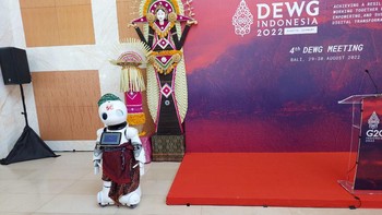 Namun situasi ruangan yang cukup ramai membuat robot yang dilengkapi perangkat tablet tersebut tidak bisa langsung merespons perintah suara. Robot UU baru akan mengenali perintah suara jika situasinya cukup tenang atau suaranya jelas didengar, sehingga kurang cocok untuk digunakan di ruangan terbuka.  Foto: Fino/detikinet