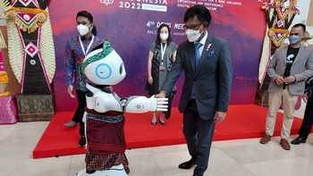 Menurut Edyson, Robot UU berteknologi 5G itu sudah bisa berinteraksi dengan manusia melalui perintah suara (voice command), perintah visual dan gerakan lain sesuai permintaan. Misalnya mengangkat tangan, berjalan, melakukan sejumlah gerakan hingga melakukan tanya jawab jika diperintahkan. Foto: Fino/detikinet