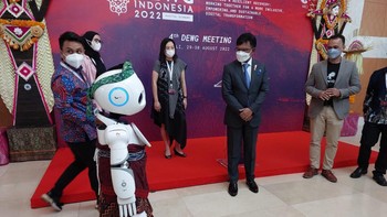 “(Robot) UU bisa melakukan apa saja yang kita mau minta. Dia bisa disuruh untuk menyanyi, bisa berinteraksi, ngobrol gitu karena dia sebetulnya connect langsung ke Google Cloud jadi nanti dijawab pertanyaannya,” tuturnya. Foto: Fino/detikinet