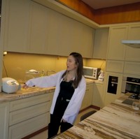 Bagian dapur tampak mewah dengan sentuhan marmer. Di bagian tengah, terdapat island yang dilengkapi kompor induksi dan gas. Tidak ketinggalan sebuah penghisap asap atau exhaust hood. (Foto: YouTube/Jessica Jane)