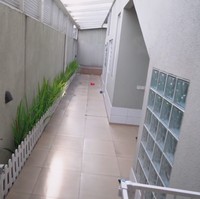 Rumah Jess No Limit juga ramah bagi keluarga berbulu mereka. Anjing-anjing peliharaan Jessica memiliki area khusus di samping rumah untuk bermain. (Foto: YouTube/Jessica Jane)