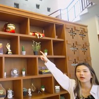 Rak buku di ruang keluarga dihiasi berbagai memorabilia bertema Marvel, khususnya Iron Man. (Foto: YouTube/Jessica Jane)