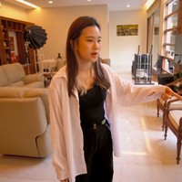 Bangunan rumah keluarga Jess No Limit hadir dengan arsitektur yang memadukan setetika modern dan klasik. Material kayu yang mendominasi menyumbangkan kesan hangat.  (Foto: YouTube/Jessica Jane)