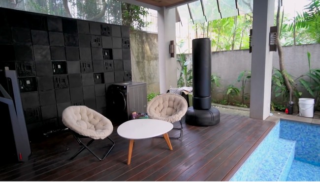 Sudah sewajarnya Jess No Limit melamar Sisca Kohl dengan cincin Rp 1,5 miliar. Rumah yang ditinggalinya saja bernilai Rp 27 miliar. Rumah keluarga Jess No Limit pernah muncul di YouTube Jessica Jane tahun lalu. Jessica yang bukan lain adalah adik Jess No Limit membuat konten house tour yang memperlihatkan seisi rumahnya. Lihat selengkapnya di sini.  (Foto: YouTube/Jessica Jane)