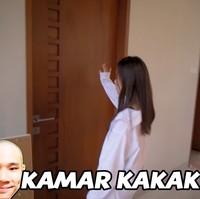 Banyak kamar menempati area lantai dua, tanpa terkecuali kamar Jess. (Foto: YouTube/Jessica Jane)