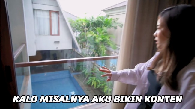 Kamar Jessica sendiri tak cuma luas. Ia juga dimanjakan dengan pemandangan ke area kolam renang. (Foto: YouTube/Jessica Jane)