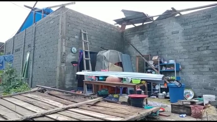 Rumah rusak diterjang angin kencang di Mamuju Tengah.