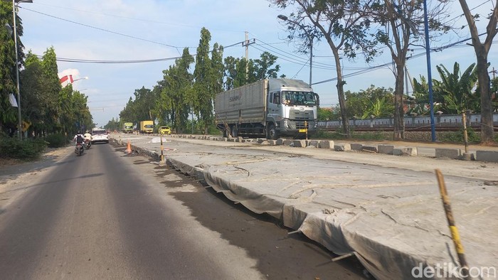 Sebagian jalur Lamongan-Gresik yang sedang perbaikan dibuka supaya lalu lintas lebih lancar.