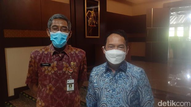 Sekda Jateng Sumarno (kiri) bersama Deputi BI Jateng M Firdaus Muttaqin di Kantor Gubernur Jawa Tengah, Semarang, Selasa (30/8/2022).
